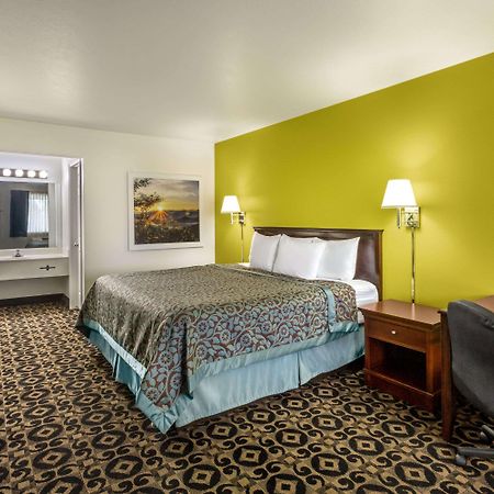 Days Inn By Wyndham Delta Екстер'єр фото