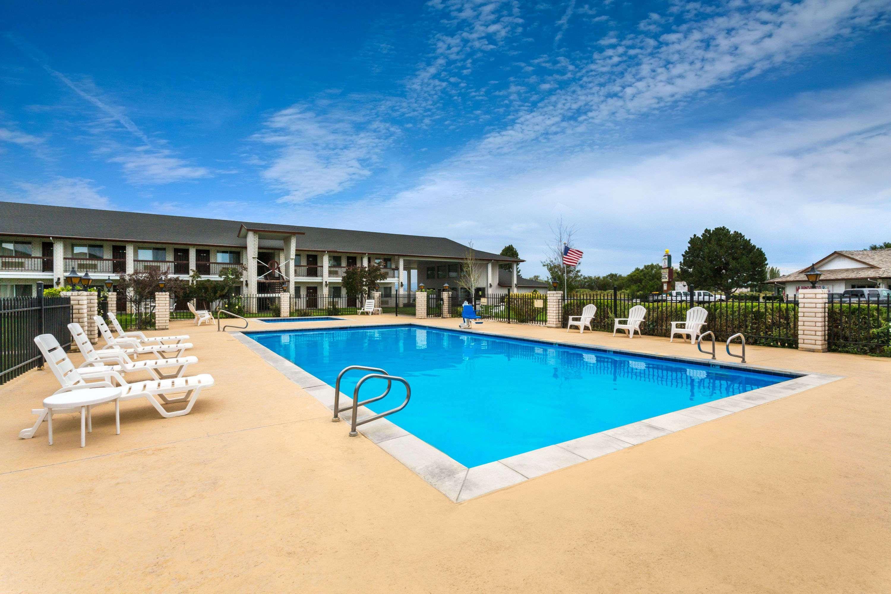 Days Inn By Wyndham Delta Екстер'єр фото